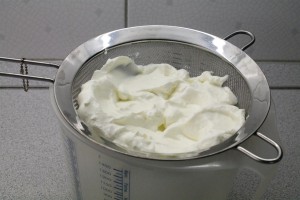 Tzatziki készítése: joghurt csöpögtetése