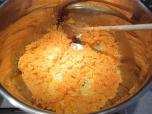 Csirkemájas rizottó készítése: Párold meg a zöldségkeveréket