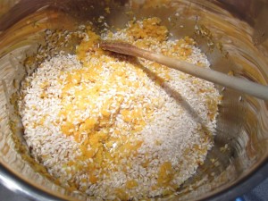 Csirkemájas rizottó készítése: Zöldségek és rizs