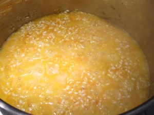 Csirkemájas rizottó készítése: krémeslesz
