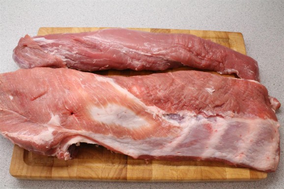 Kínai sertés barbecue készítése: tisztítsd meg a húst (a képen: dagadó és szűzpecsenye)