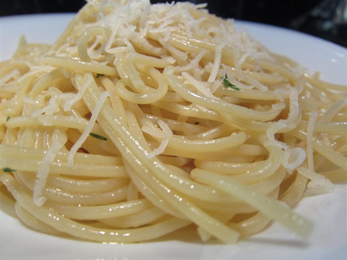 Egyszerű olasz tészta recept: spagetti olívaolajjal, fokhagymával és kakukkfűvel