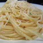 Spagetti fokhagymával, kakukkfűvel és olívaolajjal