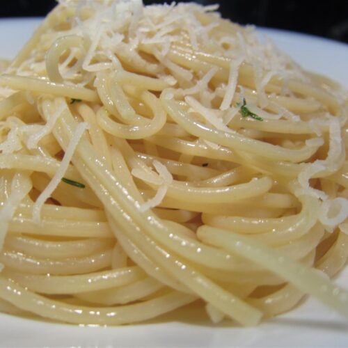 Egyszerű olasz tészta recept: spagetti olívaolajjal, fokhagymával és kakukkfűvel
