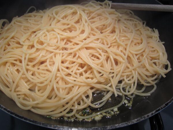 Spagetti olívaolajjal, fokhagymával és kakukkfűvel 4