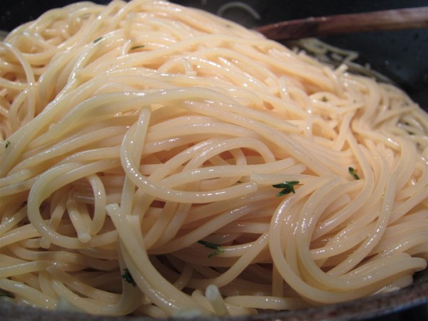 Egyszerű olasz tészta recept: spagetti olívaolajjal, fokhagymával és kakukkfűvel