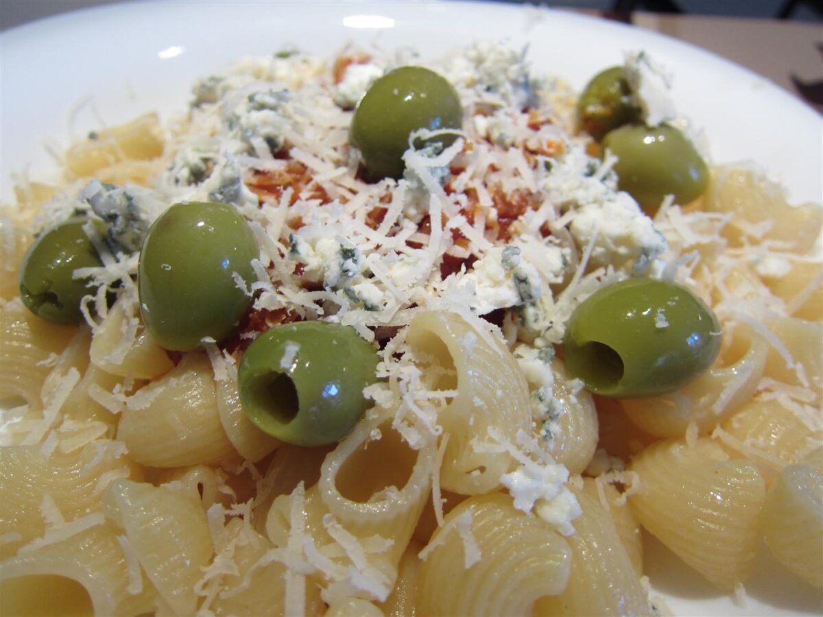 Egyszerű paradicsom szósz recept: Penne rigatini olajbogyóval és kéksajttal