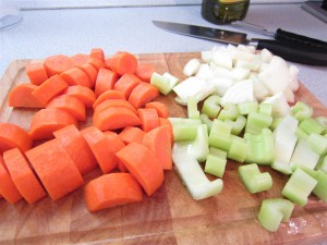 Egyszerű paradicsom szósz recept: aprítsd fel a zöldségeket