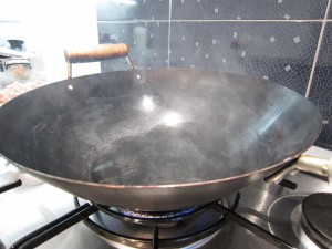 Füstölgő wok