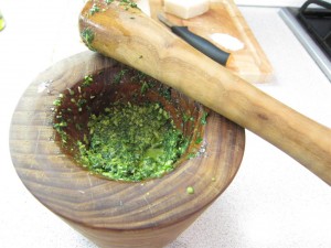 Pesto készítése: Add hozzá a fenyőmagot