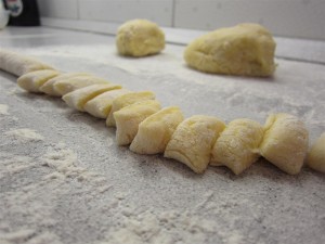 Gnocchi készítése: vágd föl 2-3 cm-es darabokra Gnocchi készítése: vágd föl 2-3 cm-es darabokra