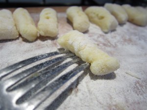Gnocchi készítése: mélyedések készítése egy villával Gnocchi készítése: mélyedések készítése egy villával
