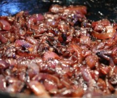 Karamellizált lila hagyma