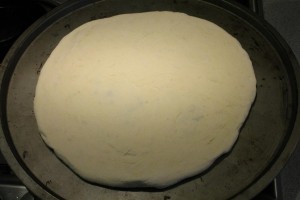 Kecskesajtos pizza készítése: formázd meg a pizzatésztát