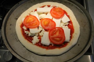 Kecskesajtos pizza készítése: paradicsomkarikák