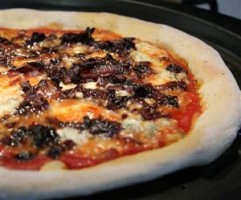 Kéksajtos pizza karamellizált lila hagymával