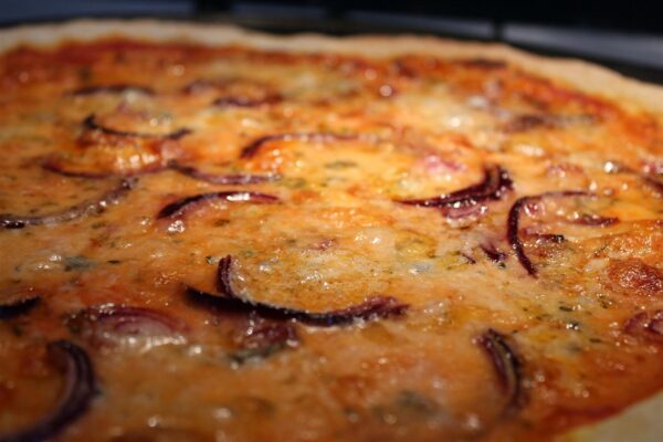 Kéksajtos lila-hagymás pizza