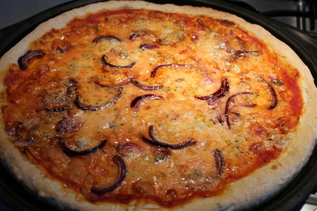 Kéksajtos lila-hagymás pizza