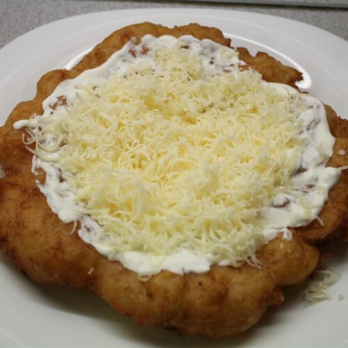 Sajtos-tejfölös krumplis lángos
