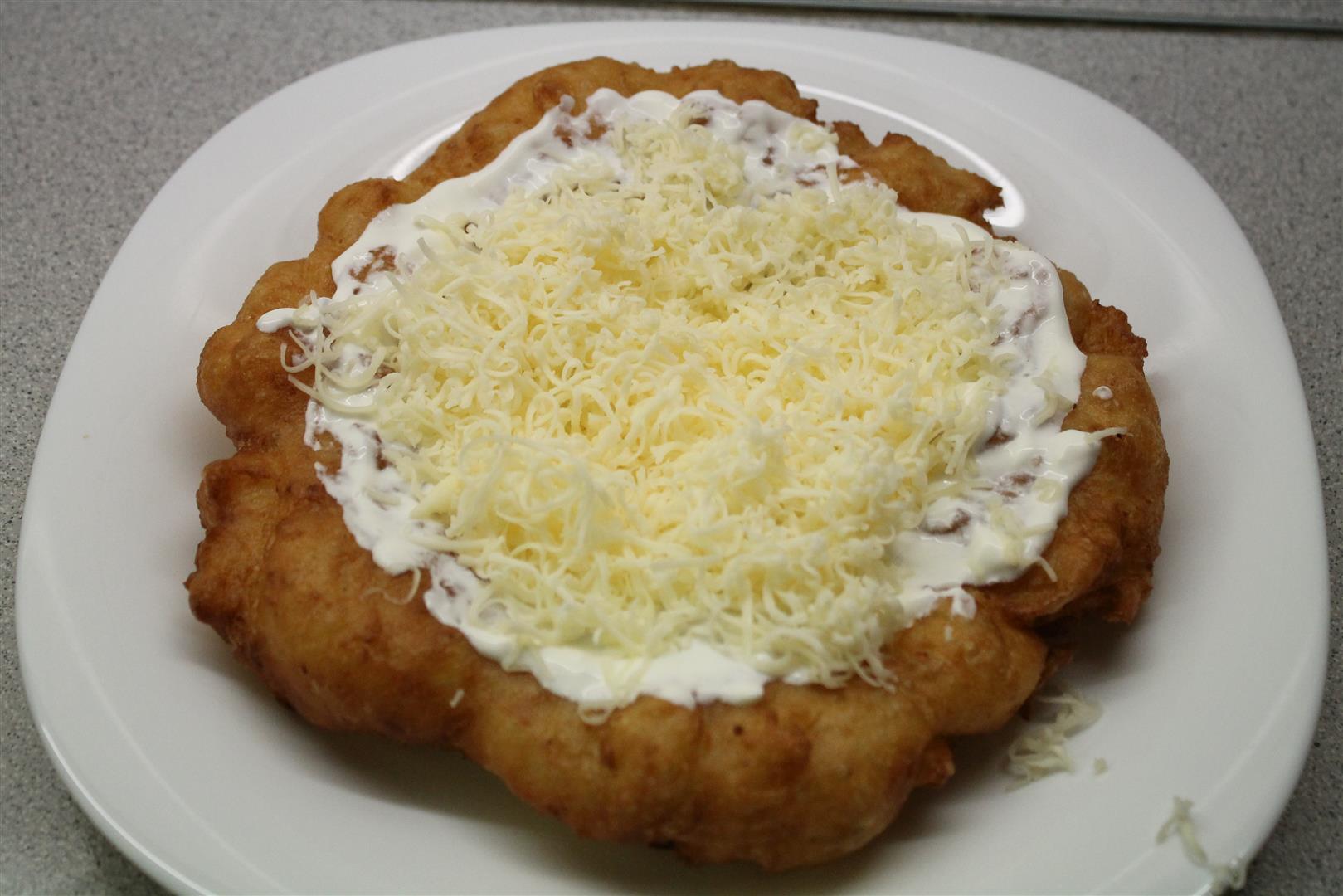 Sajtos-tejfölös krumplis lángos