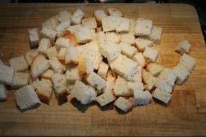 Kruton készítése: kockára vágott kenyér
