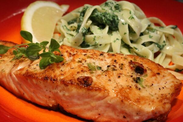 Lazac spenótos tejszínes tésztával