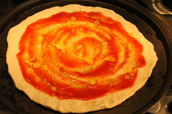 Margarita pizza készítése: passzírozott paradicsom, olívaolaj, só és oregánó