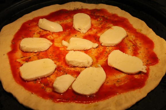 Margarita pizza készítése: mozzarella szeletek