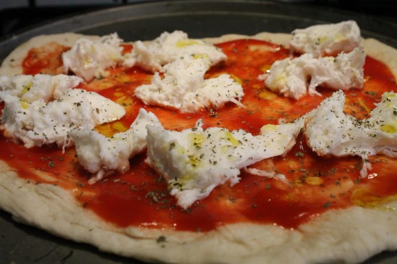 Margarita pizza készítése: mozzarella rusztikusan
