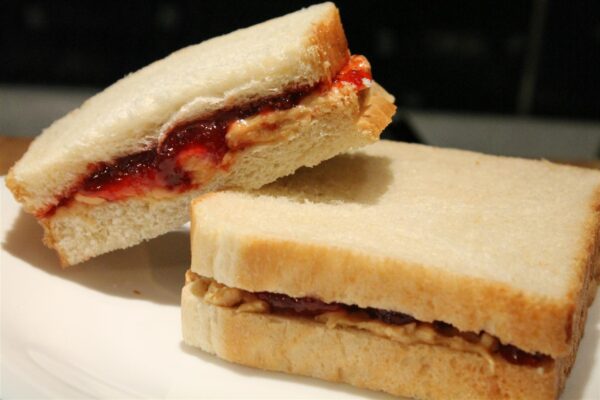 Mogyoróvajas szendvics lekvárral - Peanut butter jelly sandwich
