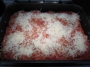 Parmigiana di melanzane rétegzése: a tetejére reszelt parmezán