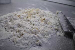 Pate brisee pitetészta készítése: morzsold a vajat a lisztbe