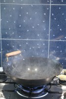 Füstölésig hevített wok