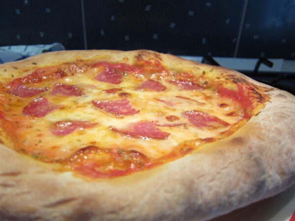 Pizza sütése: szalámis pizza