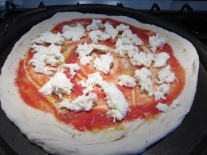Pizza recept: a legegyszerűbb és legfinomabb olasz pizzaszósz - mozzarella, paradicsom, olívaolaj és oregánó