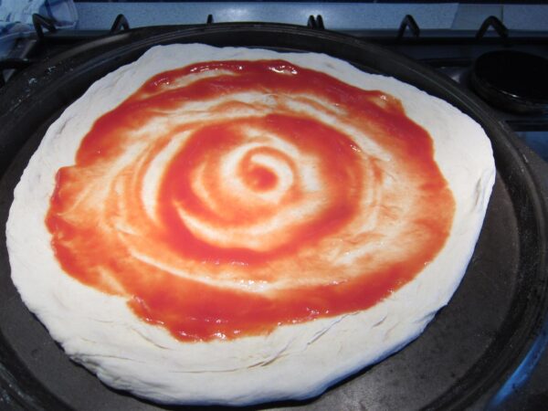 Pizzaszósz recept: pizzaszósz a tésztán