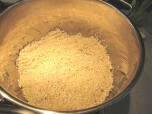 Rizottó készítése: Pirítsd a rizst néhány percig