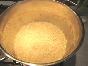 Rizottó készítése: Öntsd föl a rizst fehérborral