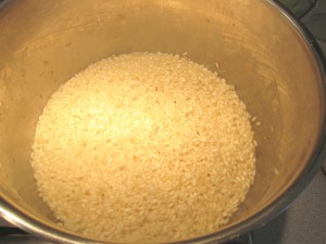 Rizottó készítése: a rizs elfőtte a levél