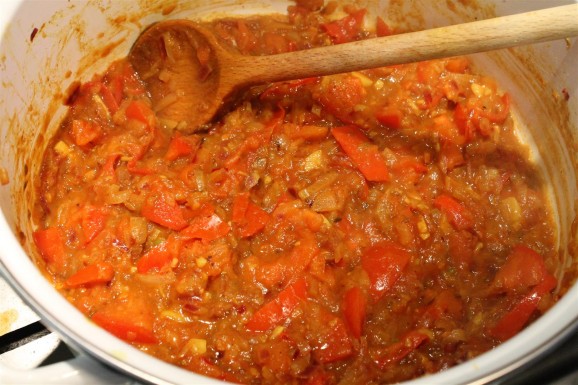 Sárgaborsó curry készítése: főzd sűrűre a curry alapot