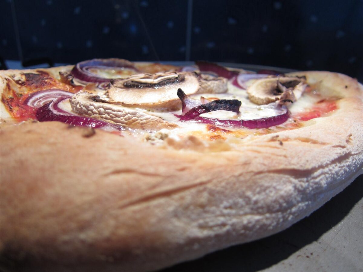 Sonkás gombás lilahagymás pizza
