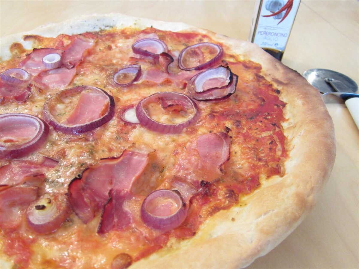 Sonkás – lila hagymás pizza