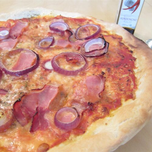 Sonkás – lila hagymás pizza