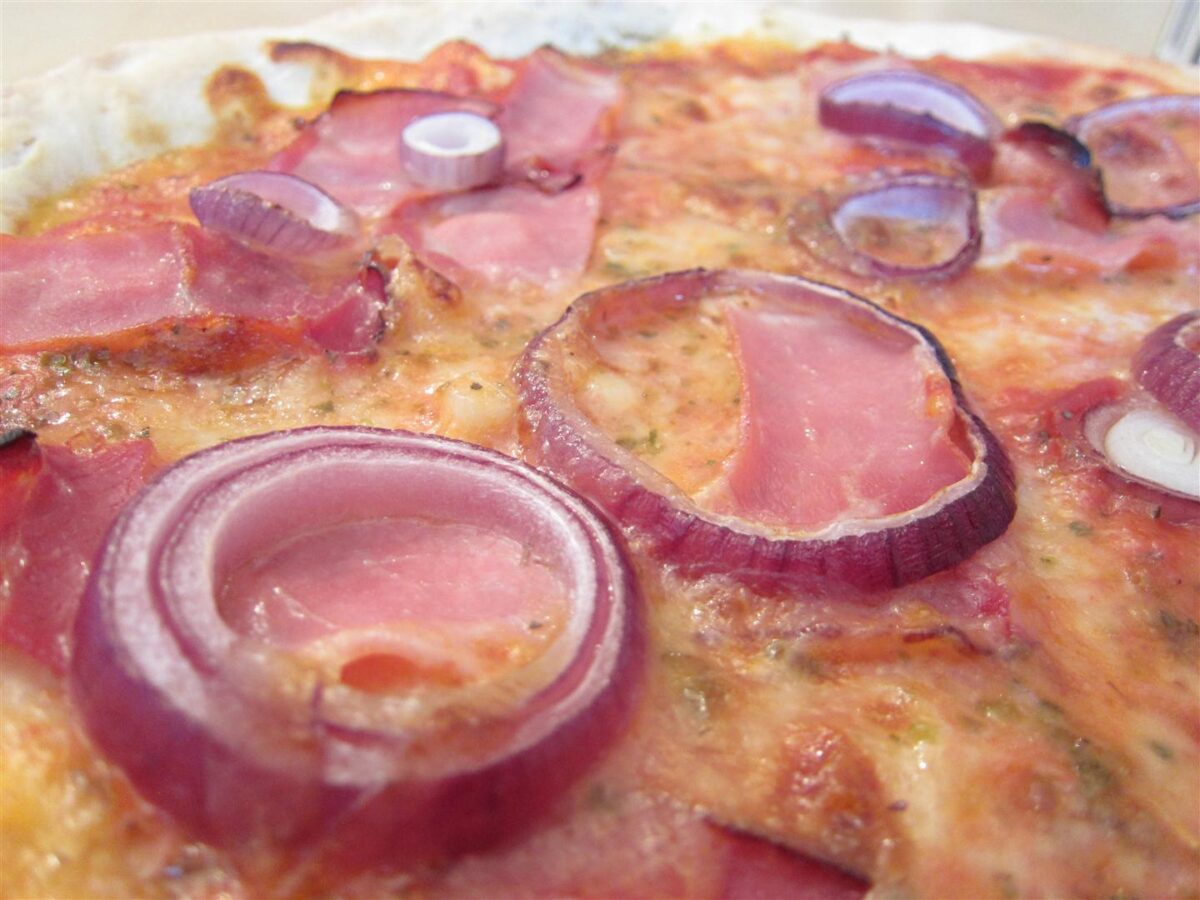 Sonkás – lila hagymás pizza 1