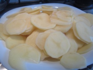 Spanyol tortilla recept: vágd a krumplit 2-3 mm-es karikákra