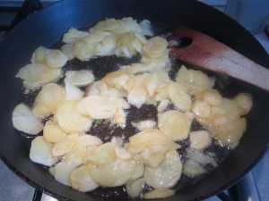Spanyol tortilla recept: süsd és törd a krumplit ízlés szerint