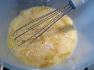 Spanyol tortilla recept: verd fel a tojást és keverd bele a krumplit