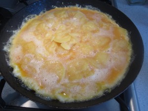Spanyol tortilla recept: süsd meg az egyik oldalát