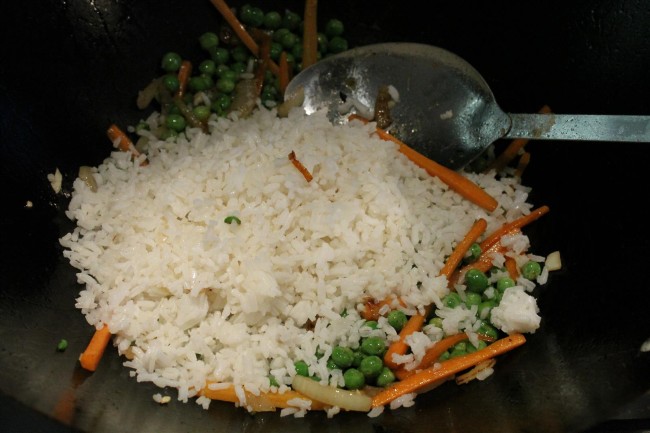 Zöldséges sült rizs készítése: add hozzá a rizst