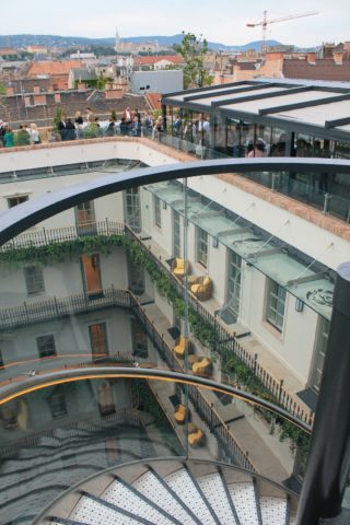 Aria Hotel Budapest High Note SkyBar csigalépcsővel